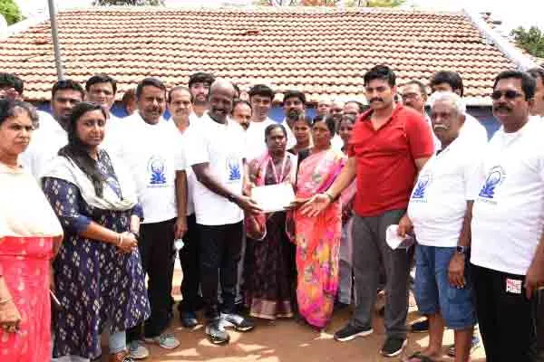 Minister Ma.Subramaniyam provided medical kit to villagers near namakkal