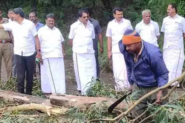 Tamil Nadu Ministers in Nilgiris in heavy rain...!