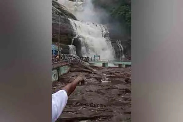 Sudden flood in kotralam Falls! 2 women passed away 