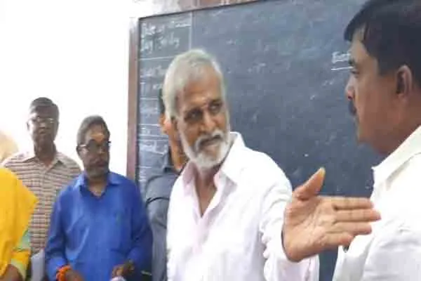 Minister Shekharbabu condemned the authorities after seeing the condition of the school building!