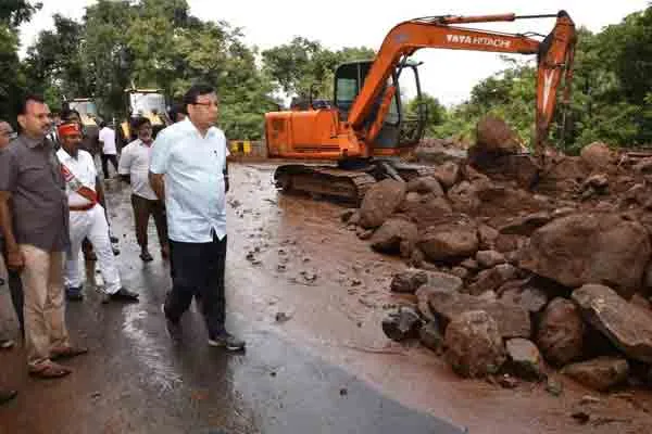Sudden landslide on Yercaud mountain pass due to heavy rain; Traffic stop!