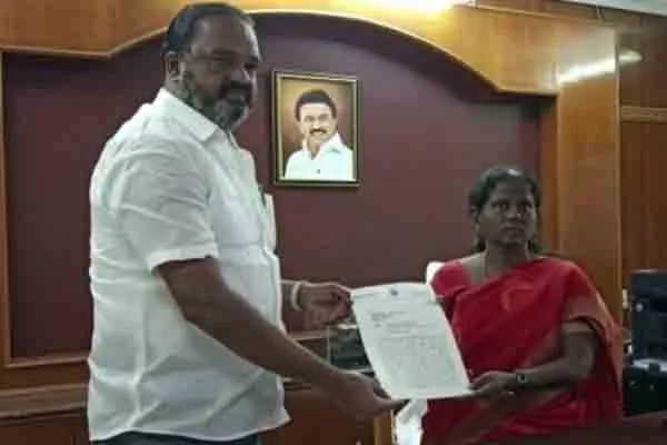Tiruvottiyur MLA gave the petition to collector 