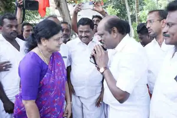 Sasikala and Vaithilingam meet at tanjore 
