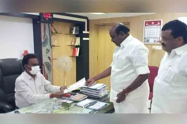 Natham  Viswanathan addressed press 