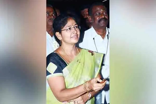 Woman councilor with bribe money in Sivakasi Corporation meeting 