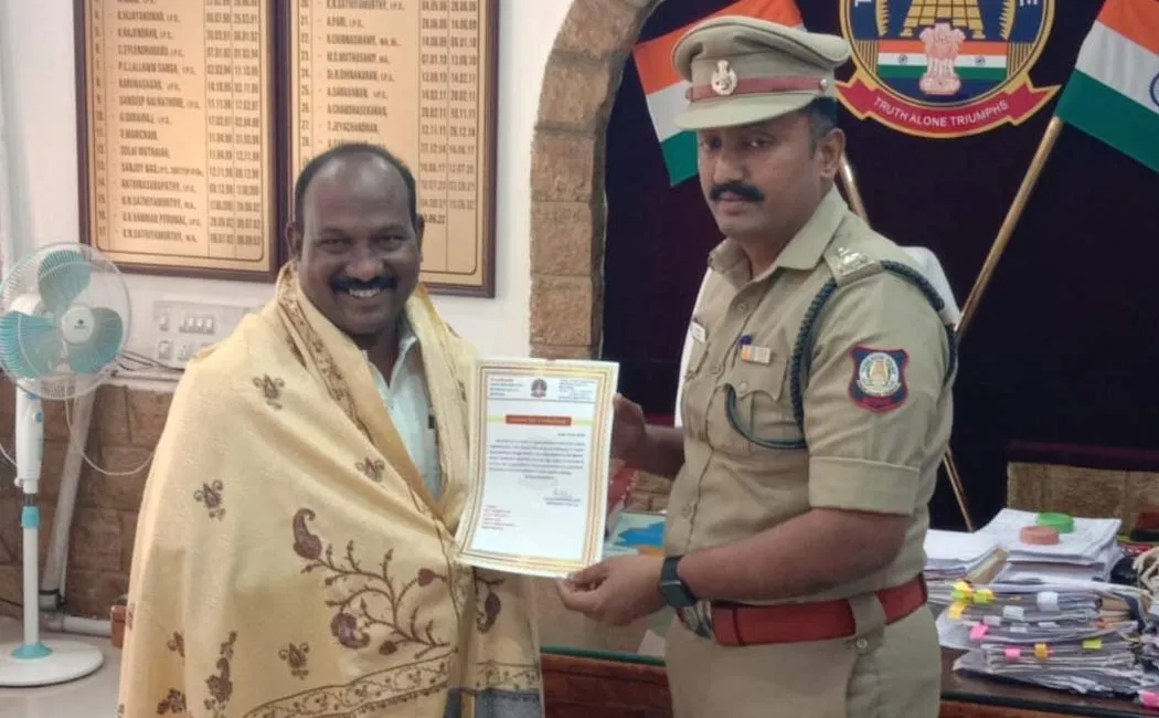 Tasmac employees handed over gold chain lying   road Dindigul police