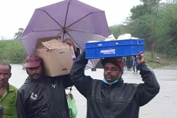 cuddalore thaasilthar Mr.Sivakumar helped people stuck in flood 