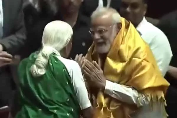 PM Narendra Modi got blessing from coimbatore old lady   
