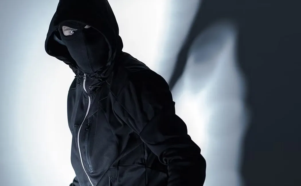 Masked robbers have robbed an old people's home in the middle of the night
