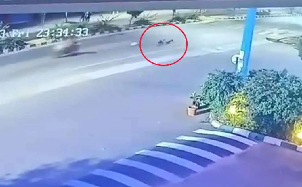  young woman jumped off her bike to escape a taxi driver who tried to walk her wrong