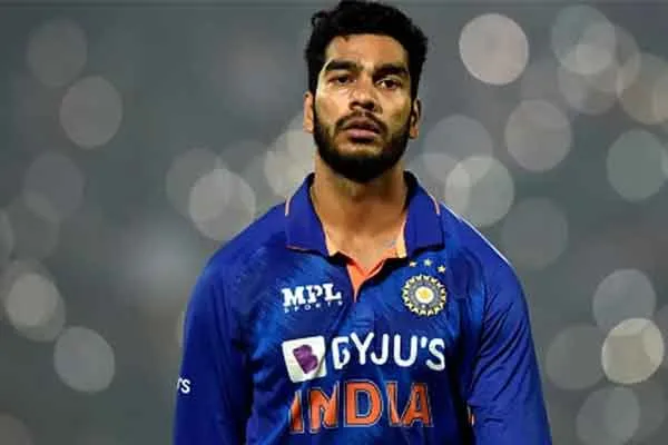 Venkatesh Iyer Played cricket in kanchipuram temple viral video 