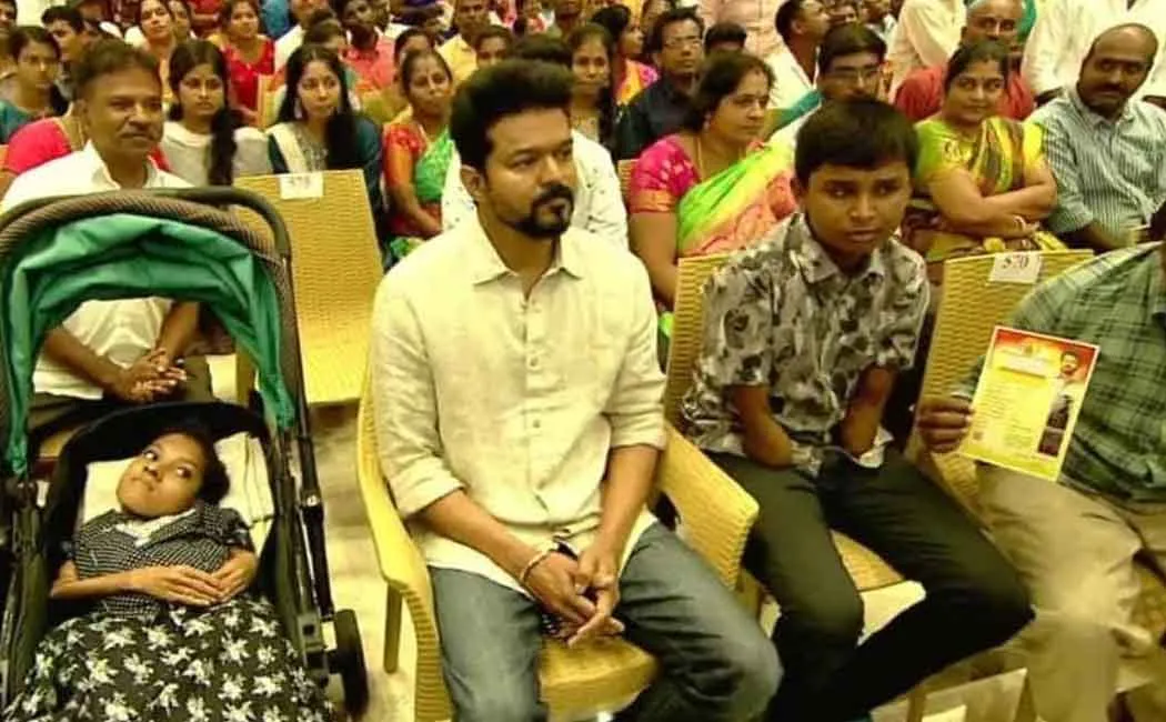 Who was the differently-abled student who gifted the painting to Vijay?