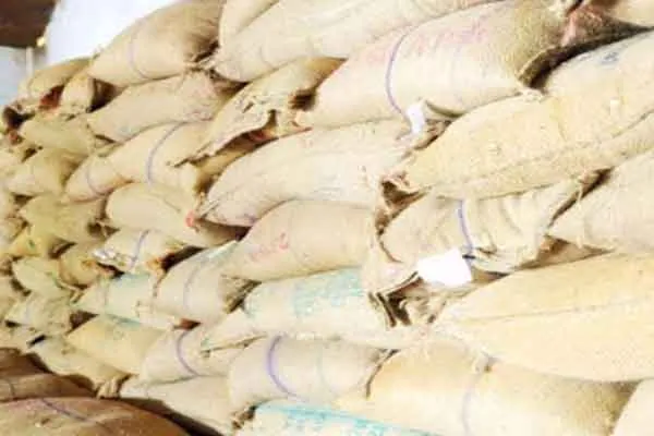 Ration rice in trucks with help of employees