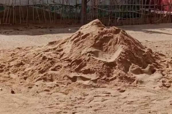 The police took action! The villagers helped the bandits escape