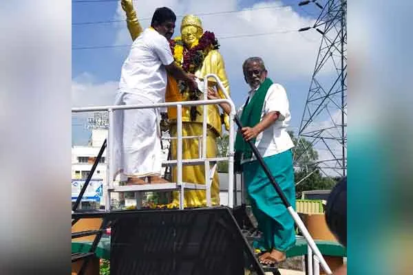 farmers gave petition to MGR Statue 