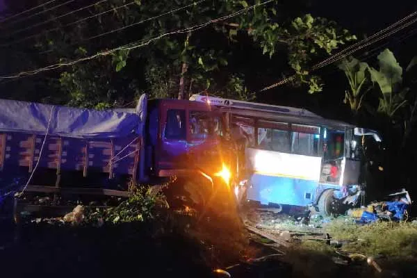 5 devotees passes away in puthukottai lorry accident 