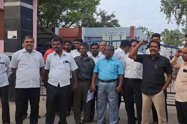 Not providing proper medicine.. Lawyers struggle in front of government hospital