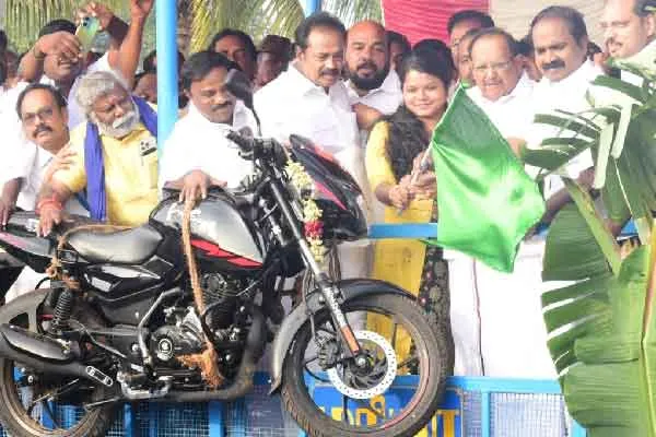 Tamil Nadu's first Jallikattu! Ministers who started by waving the flag!