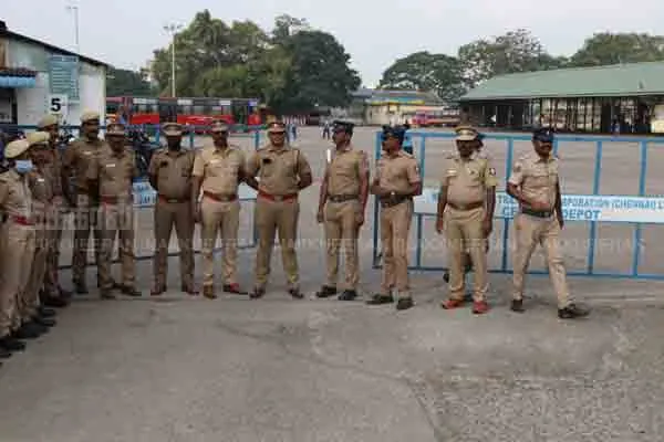 Police gathering in front of Pallavan's house!