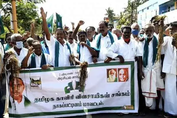 Farmers who came to the Collector's office ...  police on security duty ..!