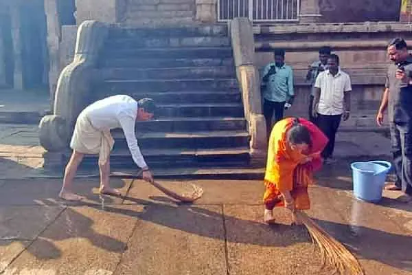 Governor R.N.  Ravi was involved in the cleaning of the holy place.