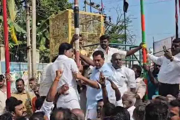Clash between OPS-EPS parties on hoisting AIADMK flag!