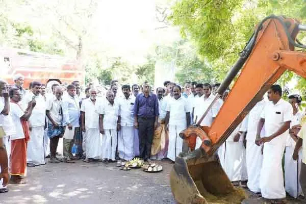 2 tenders per road! People's tax money is wasted due to negligence of officials!