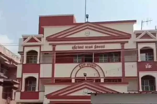Woman demanding justice in Srirangam police station 