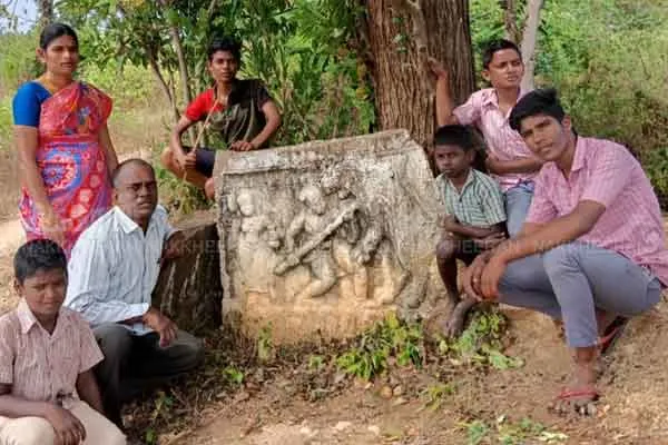 The middle stones that describe the heroic history found by the students!