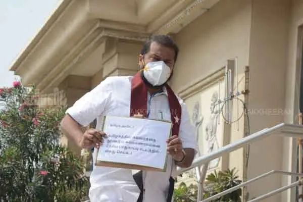 Tamimun Ansari who came with the banner ‘Kalyanaraman should be arrested under the National Security Act ..’