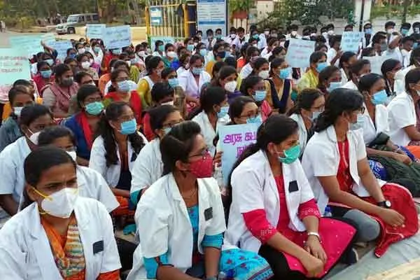 Private college fees in government colleges - medical students who continue to struggle ..!