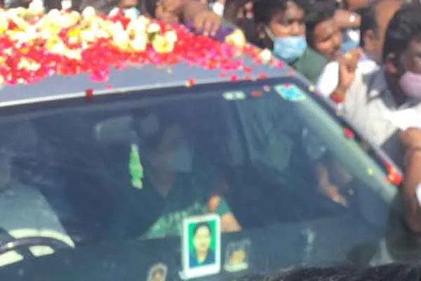 Whose car is Sasikala coming with AIADMK flag ..? Dinakaran broke the truth ..!
