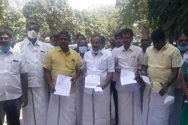 DMK MLA came to the Collector's office with the people to demand compensation for the farmers. MLA!
