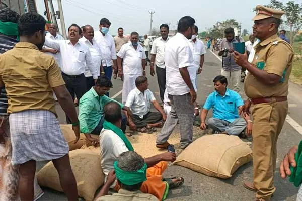 Trucks imprisoned Owners pour rice on the road and block the road 