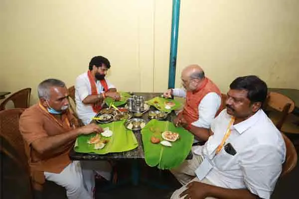 Idli, onion Dosa.. Amitsha enjoyed tamilnadu food 