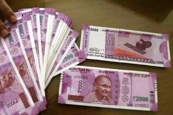 ADMK Members giving money to voters 