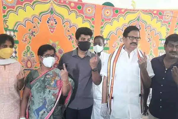 KS Azhagiri press meet after casting his vote 