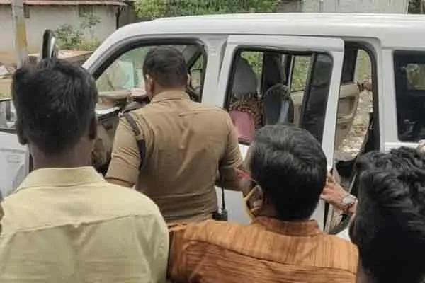 Token with voter ID card ..! ADMK member arrested 