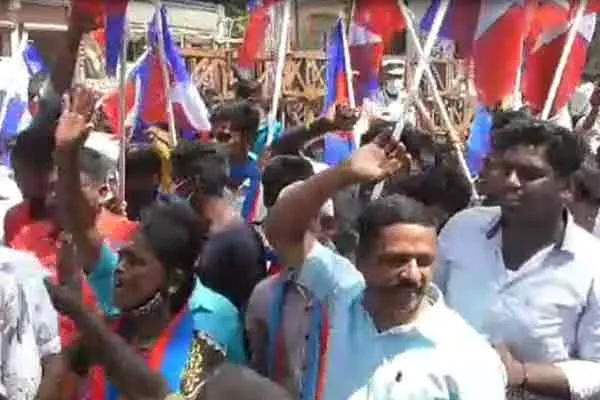BJP workers who came to pay homage to Ambedkar statue .. chased away by VCK members 