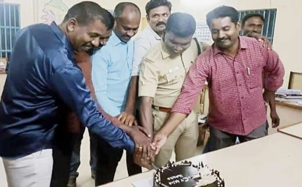  Aruppukkottai police celebrated the arrest of three criminals by cutting a cake