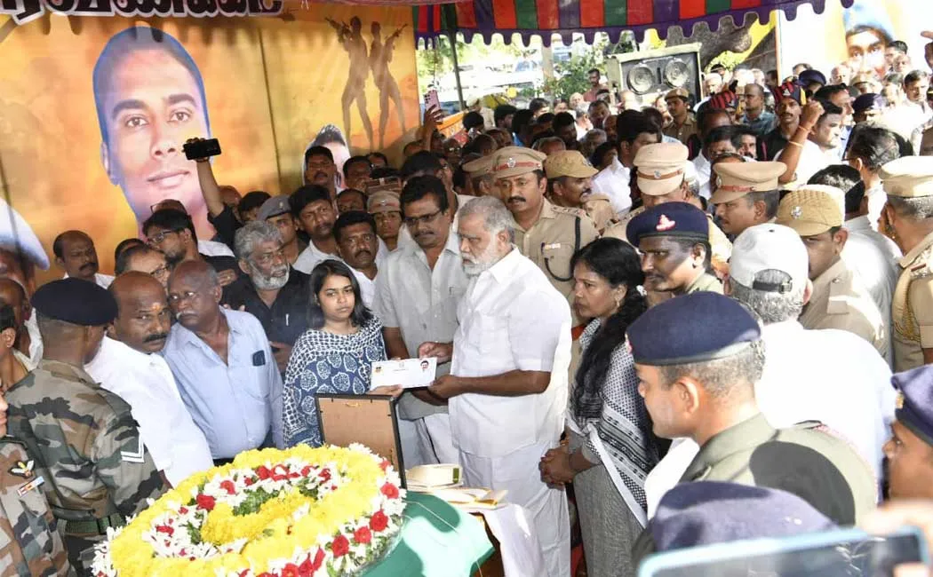 Minister who gave the relief amount to major jeyanth family 