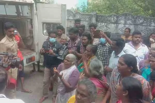 Auto driver passed away with his family 