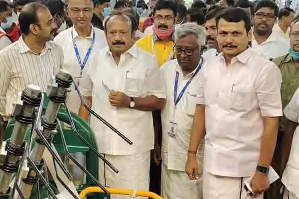 Tamil Nadu Ministers in Nilgiris in heavy rain...!