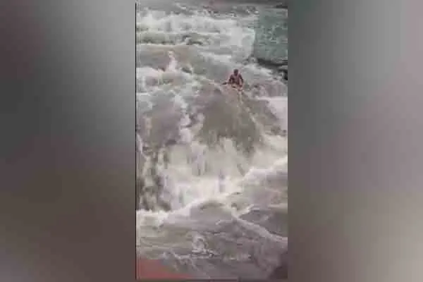 Sudden flood in kotralam Falls! 2 women passed away 