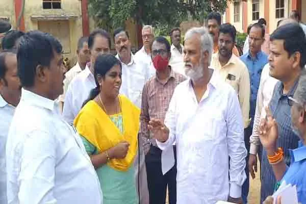 Minister Shekharbabu condemned the authorities after seeing the condition of the school building!