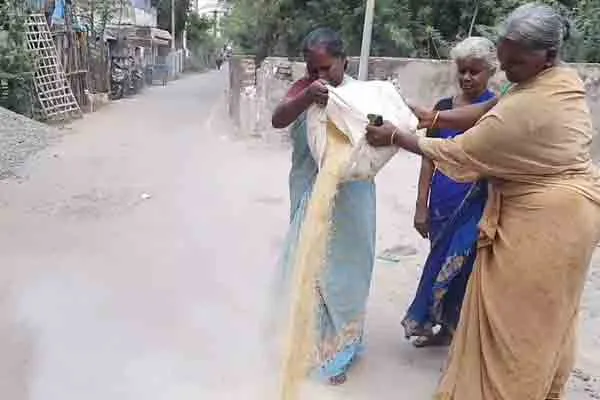 people struggle with Unconditional ration rice 