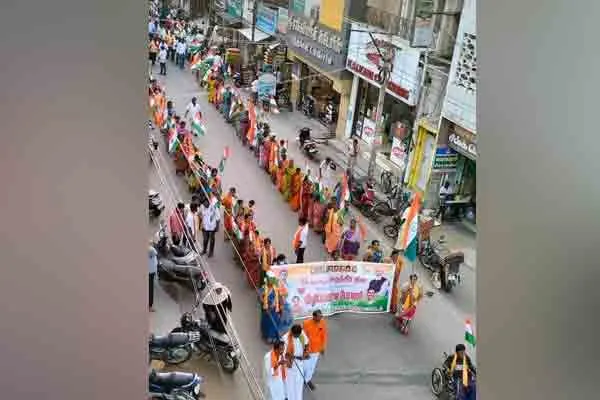 More than 300 people rally with the national flag!