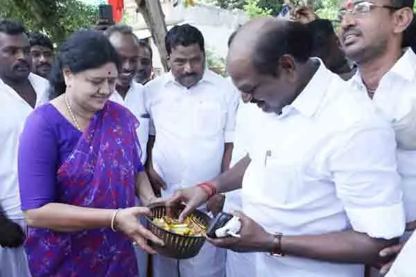Sasikala and Vaithilingam meet at tanjore 