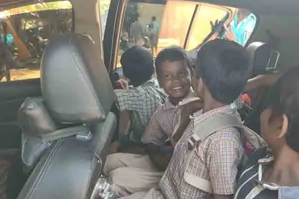 Desperate children! The education officer who took the car to the school!