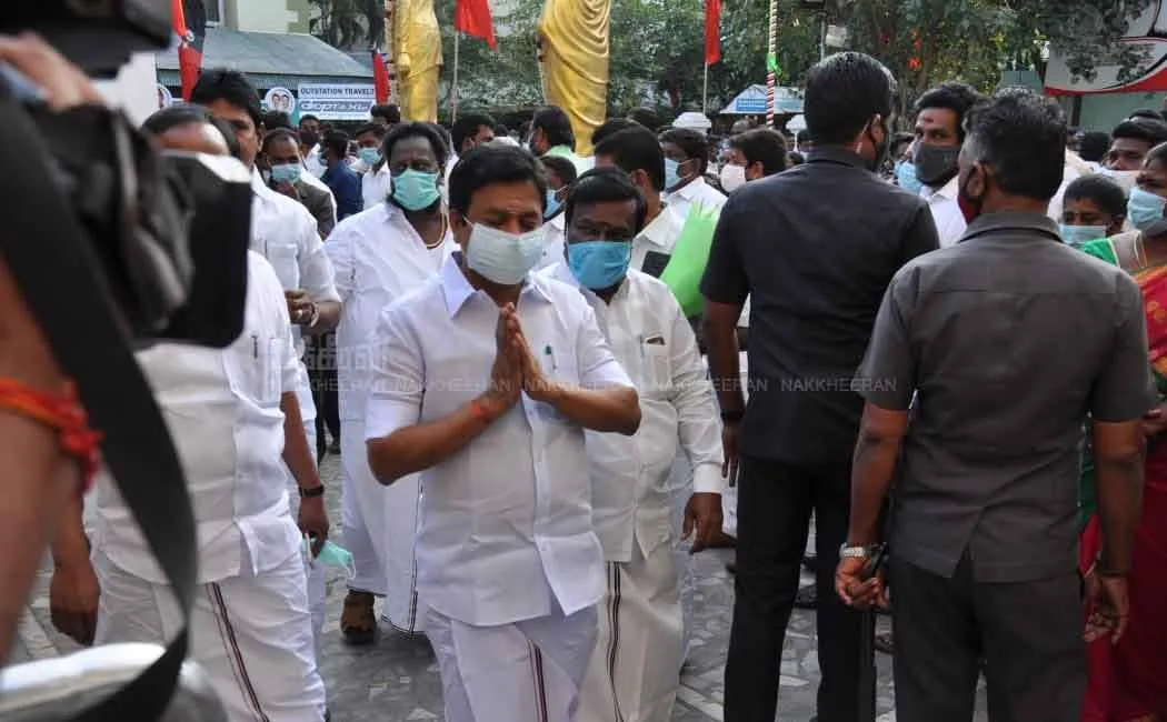 sasikala arrive at tamilnadu day tomorrow, admk party leaders eps and ops discussion 